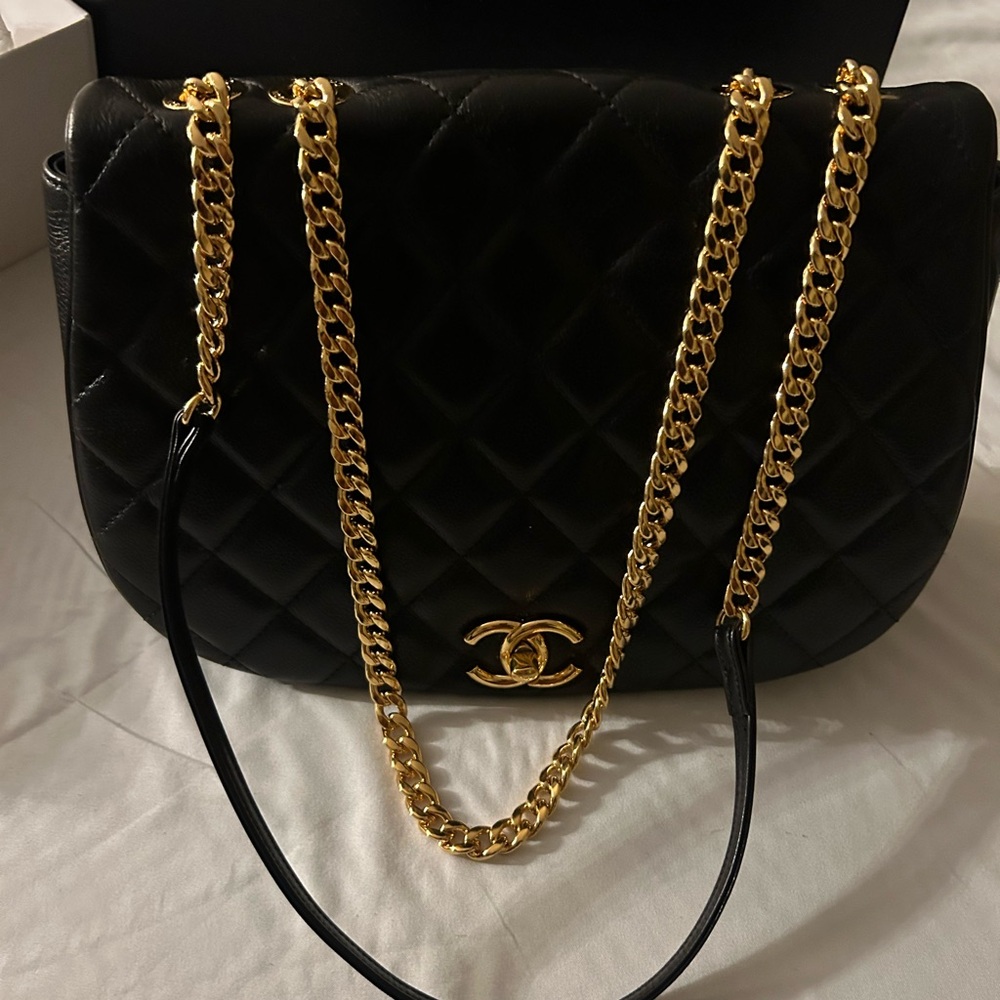 100% Authentic Chanel handbag serial #23220265 as shown in photos - Picture 10 of 11